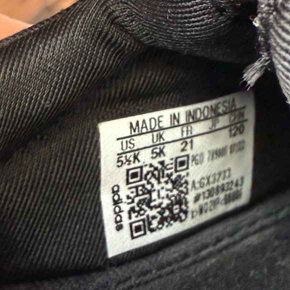 Adidas Superstar Black Shoes Child’s Size 5.5 - Picture 4 of 7